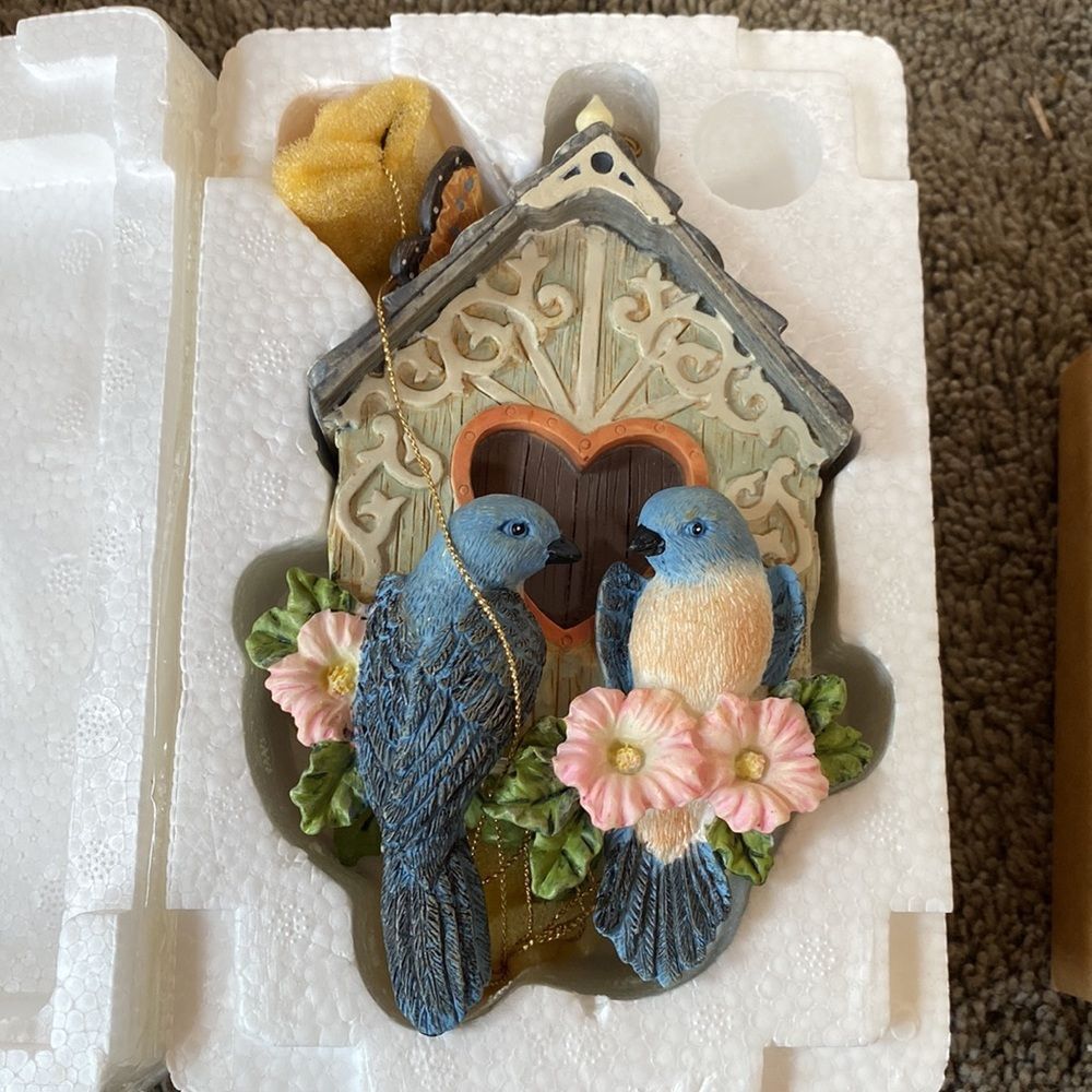 1998 - Avon Birdhouse Wind Chimes New in Box!
